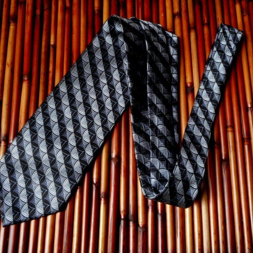 EUC GEORGIO BISSONI Black & Gray Geometric Diaganol Striped 100% Silk Tie